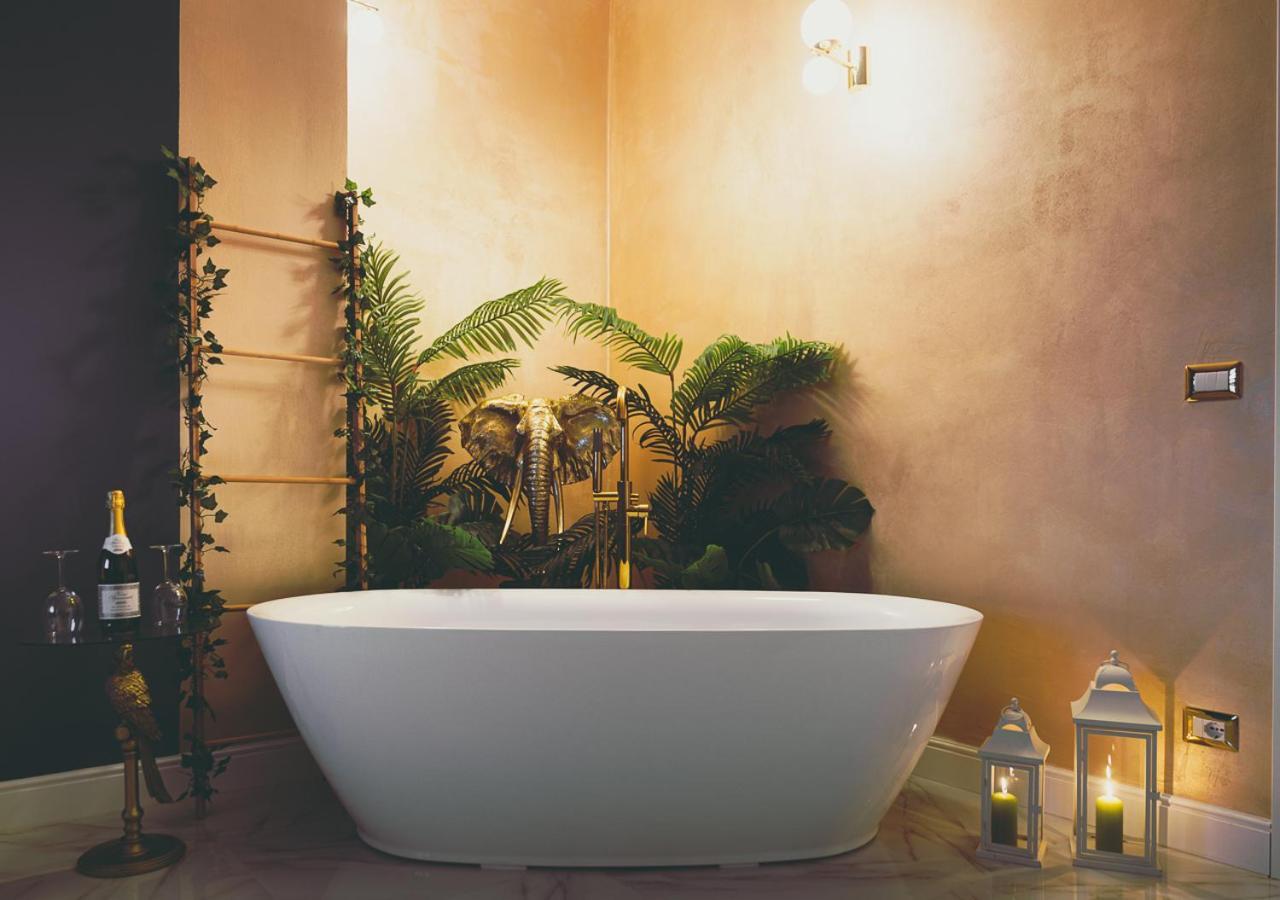Jungle Suite --- Vasca In Camera Turin Bagian luar foto