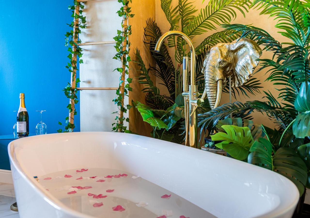 Jungle Suite --- Vasca In Camera Turin Bagian luar foto