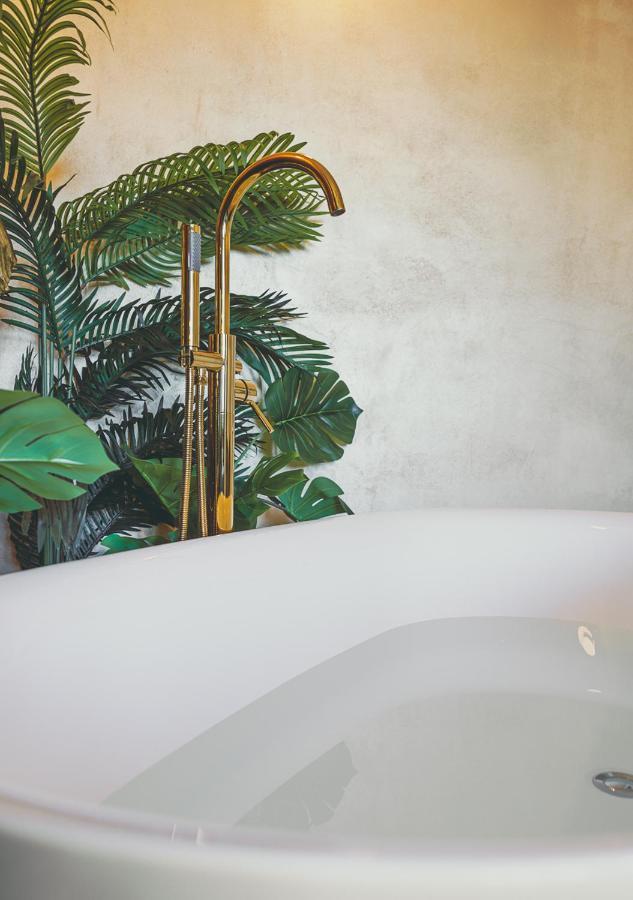 Jungle Suite --- Vasca In Camera Turin Bagian luar foto