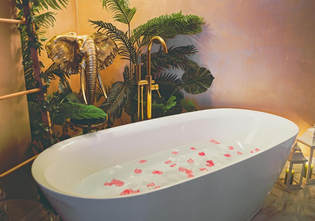 Jungle Suite --- Vasca In Camera Turin Bagian luar foto