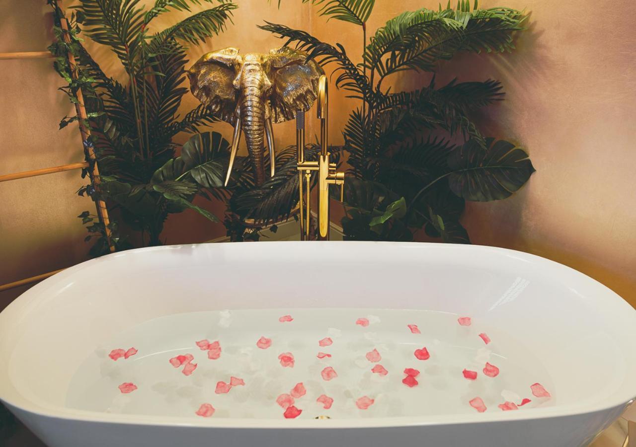 Jungle Suite --- Vasca In Camera Turin Bagian luar foto