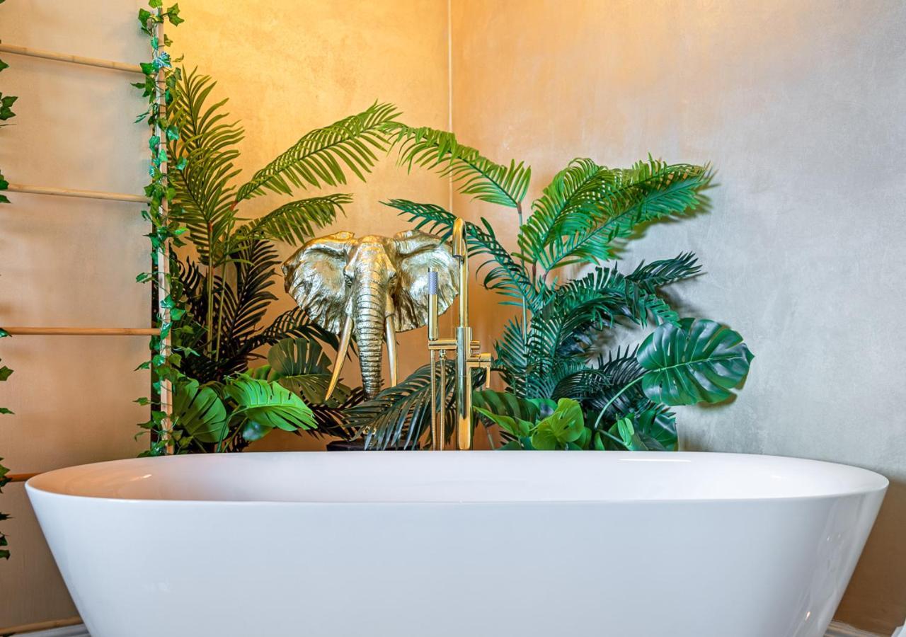 Jungle Suite --- Vasca In Camera Turin Bagian luar foto