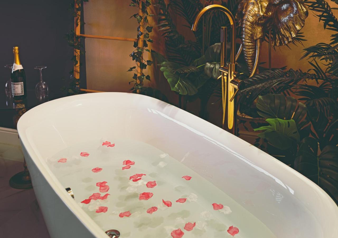 Jungle Suite --- Vasca In Camera Turin Bagian luar foto